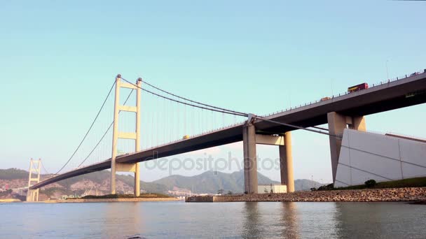Мост Цин Ма при дневном свете в Гонконге . — стоковое видео