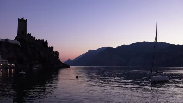 Noite no lago Garda entre Mountais — Vídeo de Stock