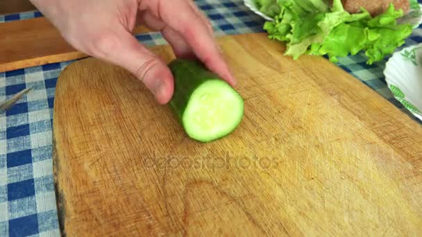 Adam Dilimleme salatalık — Stok video