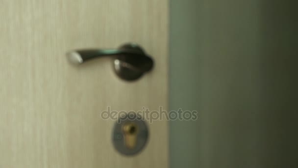 Männerhand schließt die Tür — Stockvideo