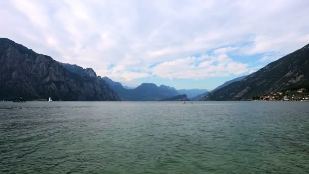 4 k sjö mellan den Alperna-Mountais. — Stockvideo