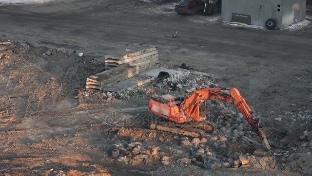 工作挖掘机在施工现场. — 图库视频影像