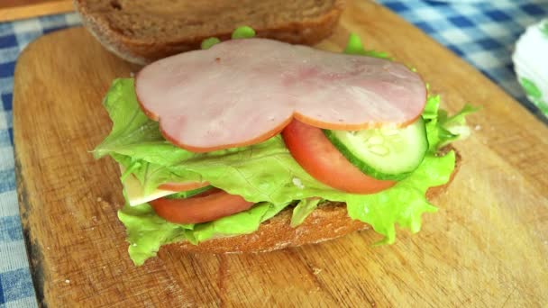 Человек делает вкусный сэндвич — стоковое видео