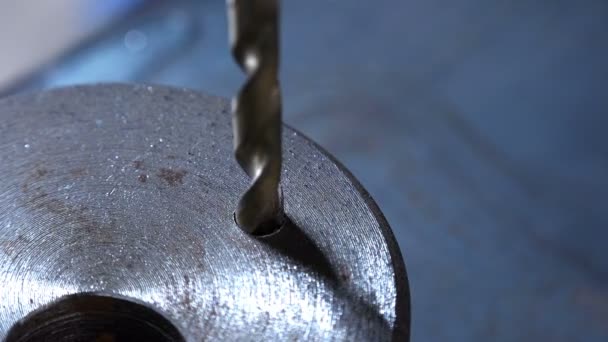 Homme perçage outil en métal 