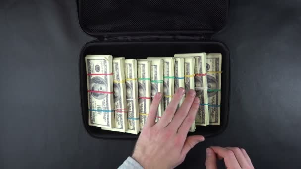 Вид сверху на сумку с деньгами . — стоковое видео