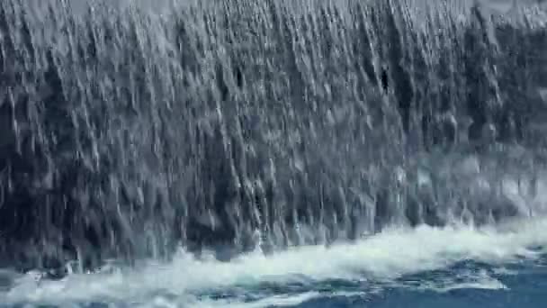 4 к відкритий водоспад тече водою — стокове відео