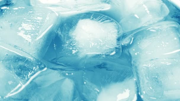 Gros plan sur les glaçons dans l'eau potable .