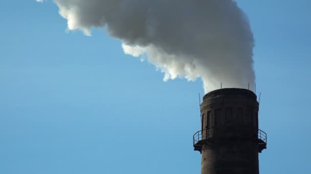 Close-up beeld van schoorstenen van energiecentrale. — Stockvideo