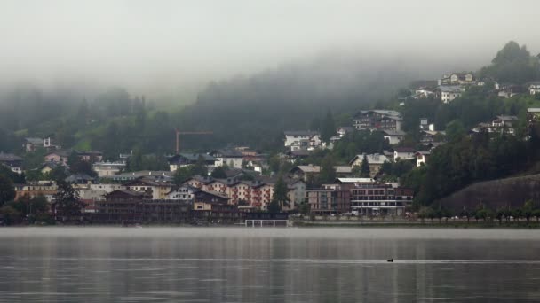 Morgennebel im Bergdorf — Stockvideo