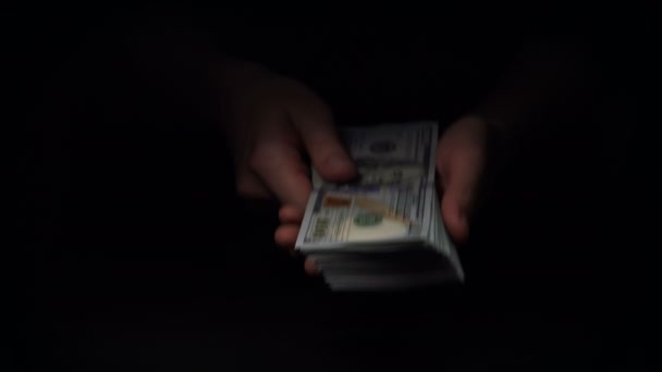 Женские руки с деньгами в темноте . — стоковое видео