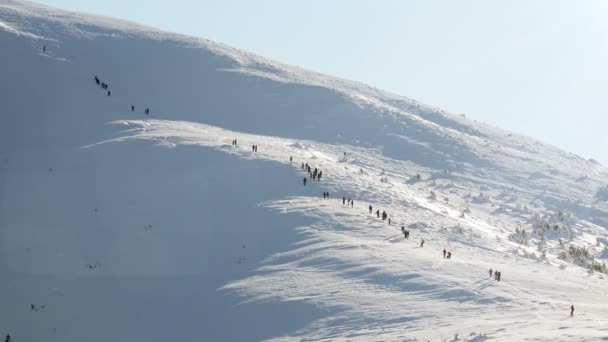 Time-lapse van groep mensen beklimmen naar de berg — Stockvideo