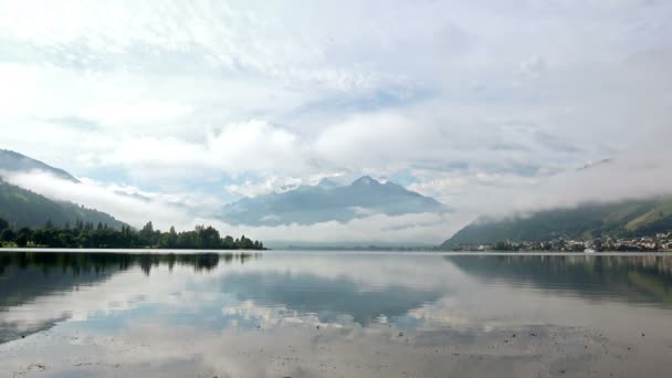 Ruhiger See zwischen den Alpen — Stockvideo