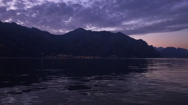 Noite no lago Garda entre Mountais — Vídeo de Stock