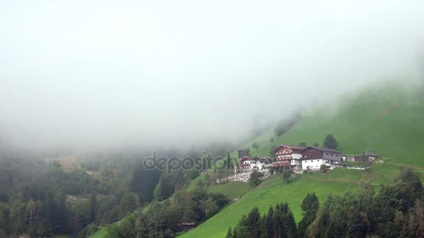 Porannej mgle w górskiej miejscowości — Wideo stockowe