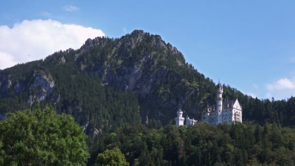 Замок Нойшванштайн в Германии. — стоковое видео