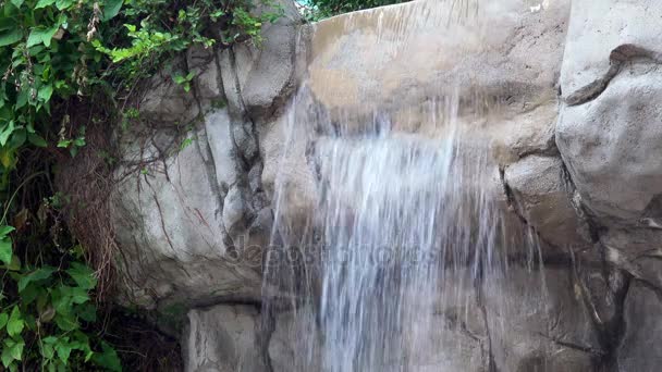 4k Wasserfall im Freien mit fließendem Wasser — Stockvideo