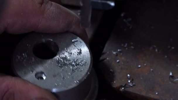 Homme perçage outil en métal — Video