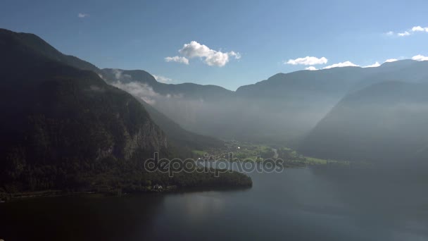 Jezero mezi vrcholů Alp — Stock video