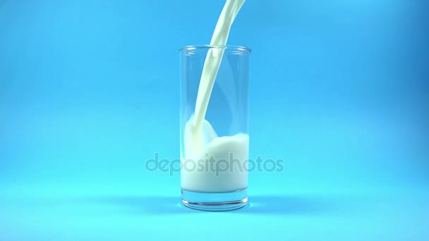 Verre de lait avec coulée éclaboussure — Video