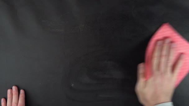 De hand houdt een roze doek — Stockvideo