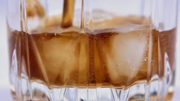 Bebida de soda con cubitos de hielo y burbujas . — Vídeo de stock