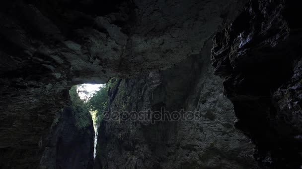 Cueva cascada interior — Vídeo de stock