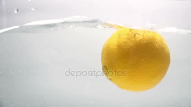 Naranja cayendo en el agua . — Vídeos de Stock