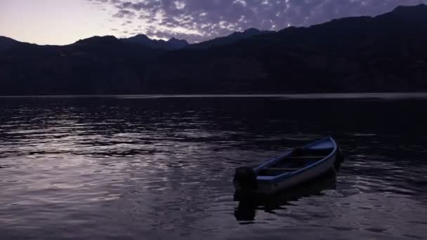 Widok z łodzi na jeziorze. — Wideo stockowe