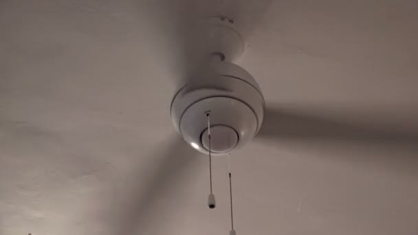 Стельовий вентилятор в кімнаті — стокове відео