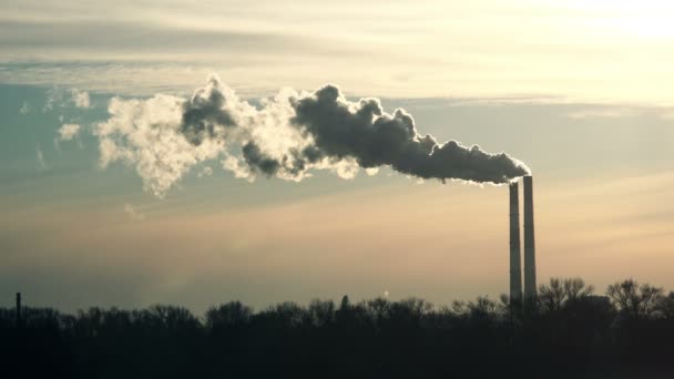 Cheminées de centrale électrique au coucher du soleil . — Video