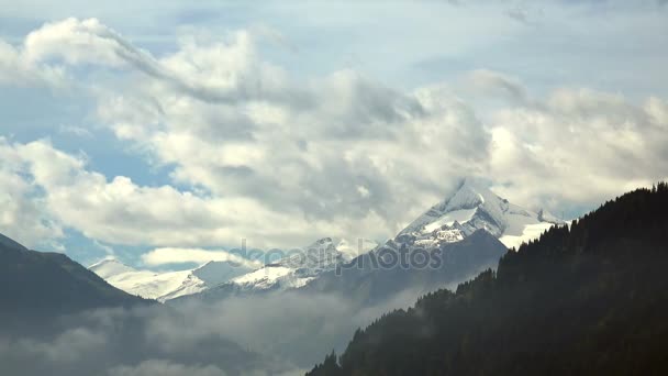 Temps écoulé des montagnes avec des nuages qui coulent . 