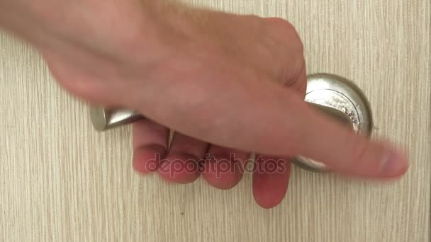 Hand van de man de deur schuifstang. — Stockvideo