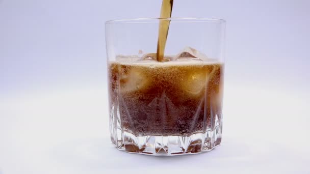 Bicchiere di bibita gassata con cubetti di ghiaccio e bollicine . — Video Stock