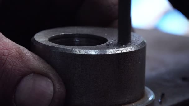 男人钻井金属工具 — 图库视频影像