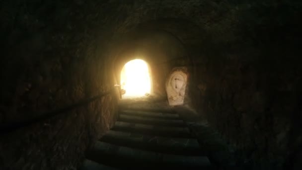 Caminando a través del túnel con escaleras . — Vídeo de stock