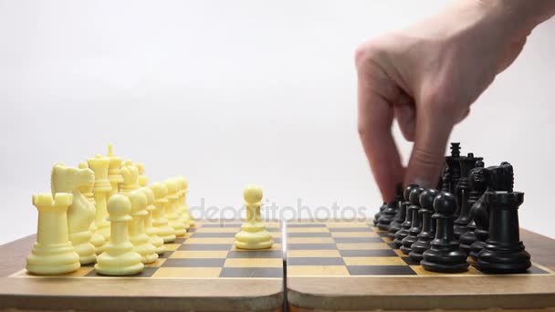 Hombre y mujer jugando en el juego de ajedrez . — Vídeos de Stock