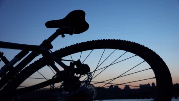 Mano masculina tomando bicicleta moderna — Vídeo de stock