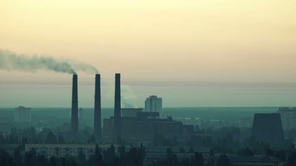 Schoorstenen van een elektriciteitscentrale bij zonsondergang. — Stockvideo