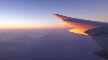 4 k seyahat uçakla günbatımında. 