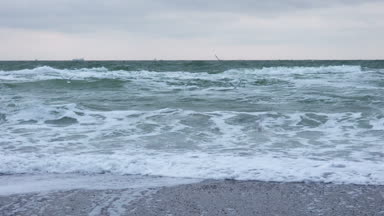 Kumsalda fırtınalı deniz dalgaları. 