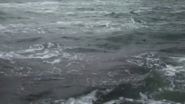 fırtınalı denizde dalgalar 