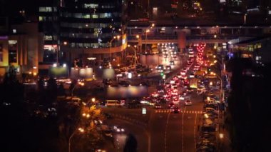 Gece sokak trafiği. 