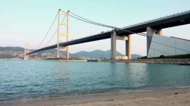 Tsing Ma Bridge Hong Kong ışığında. 