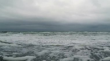 Fırtınalı denizde dalgalar üzerinde görünümü. 