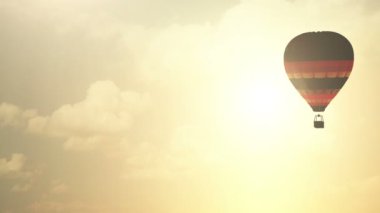 sıcak hava balonu gün batımında