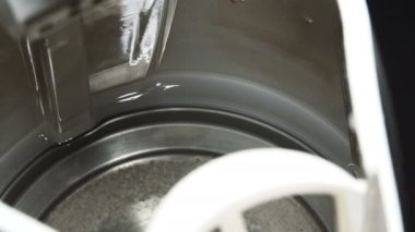 Elektrikli su ısıtıcısı su dökme yakın çekim görünümü
