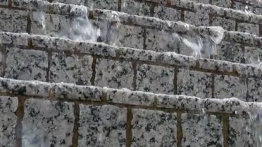 Merdiven--dan açık şelale. 