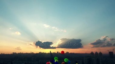 Balonlar güzel günbatımı üzerinde uçmak. 