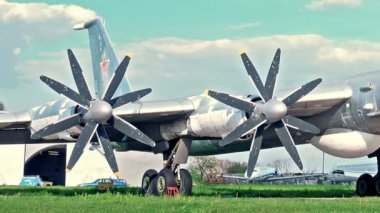 Askeri uçak görünümünü.