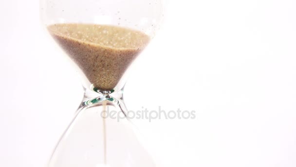 Sand flyter genom ett timglas — Stockvideo